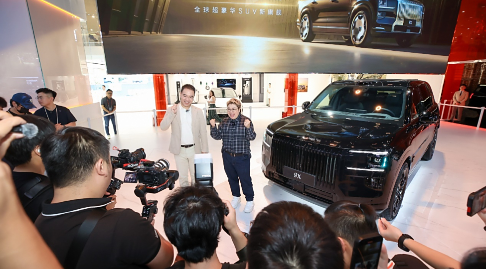 韩红现身成都车展 现场激动下单国产豪车